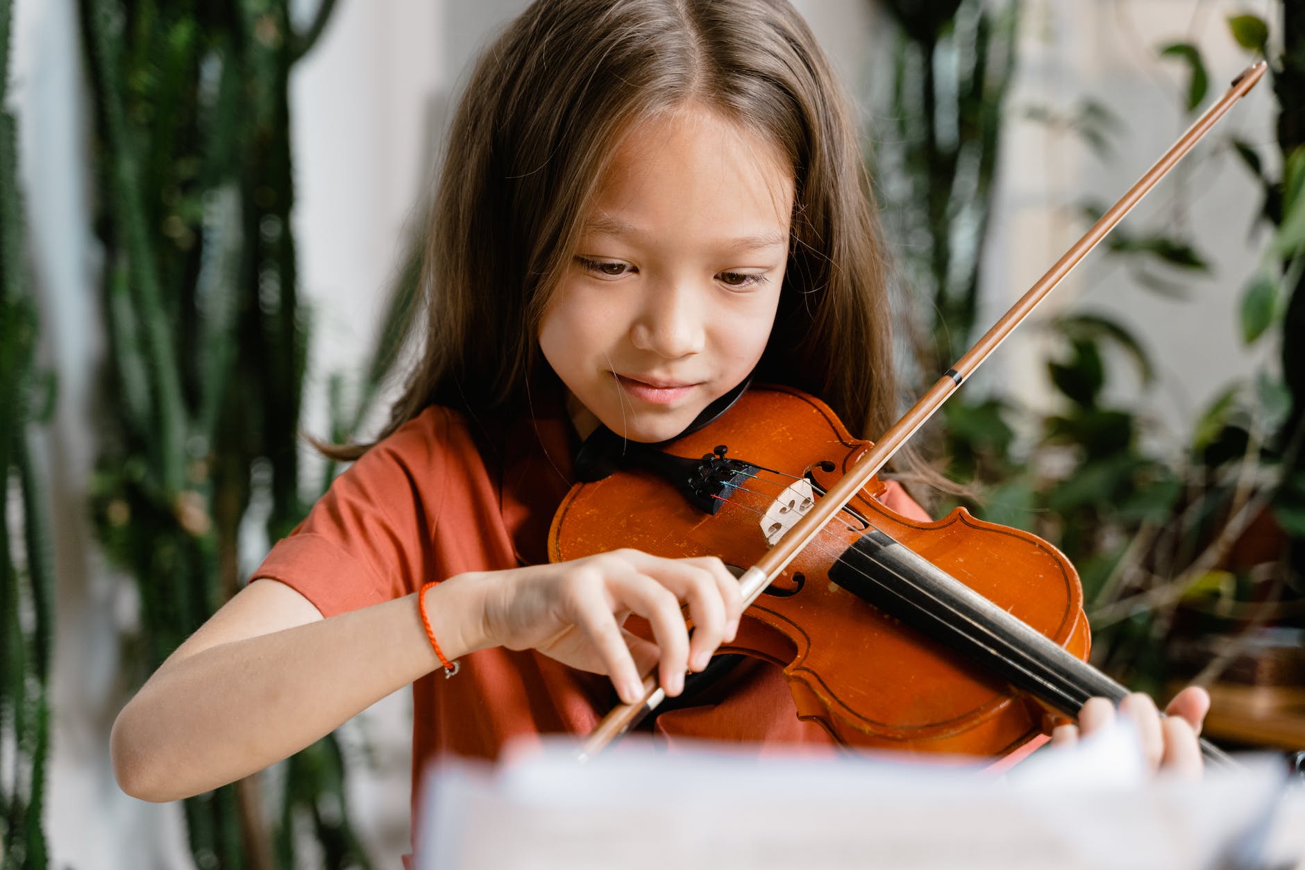 a girl playing the violin